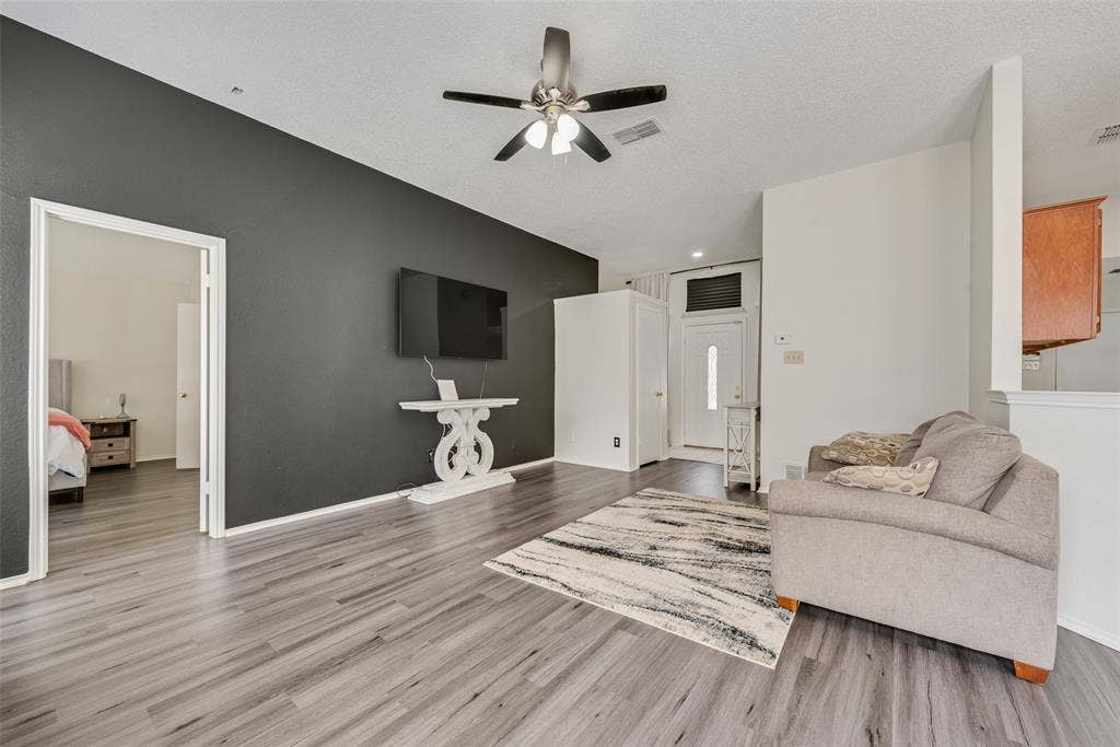 5209 Manhassett Drive, Arlington, TX 76018 Nice and Open!