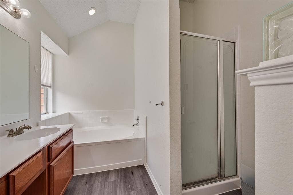 5209 Manhassett Drive, Arlington, TX 76018 Separate Tub and Shower in Master Bath!
