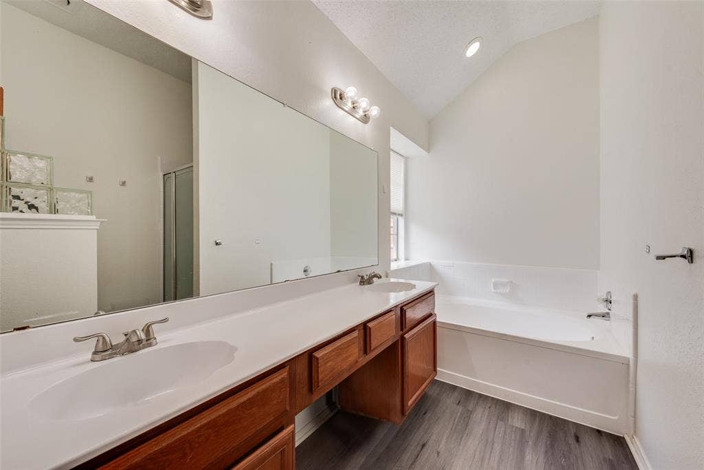 5209 Manhassett Drive, Arlington, TX 76018 Double sinks in Master Bathroom!