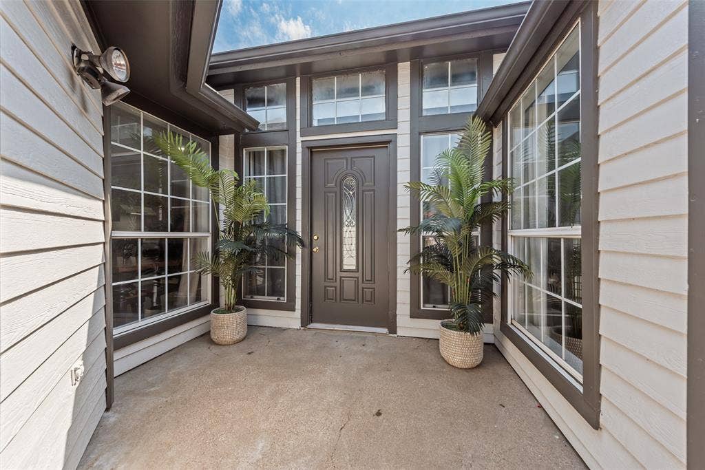 5209 Manhassett Drive, Arlington, TX 76018 Beautiful Entry. Perfect for Sitting with Coffee!