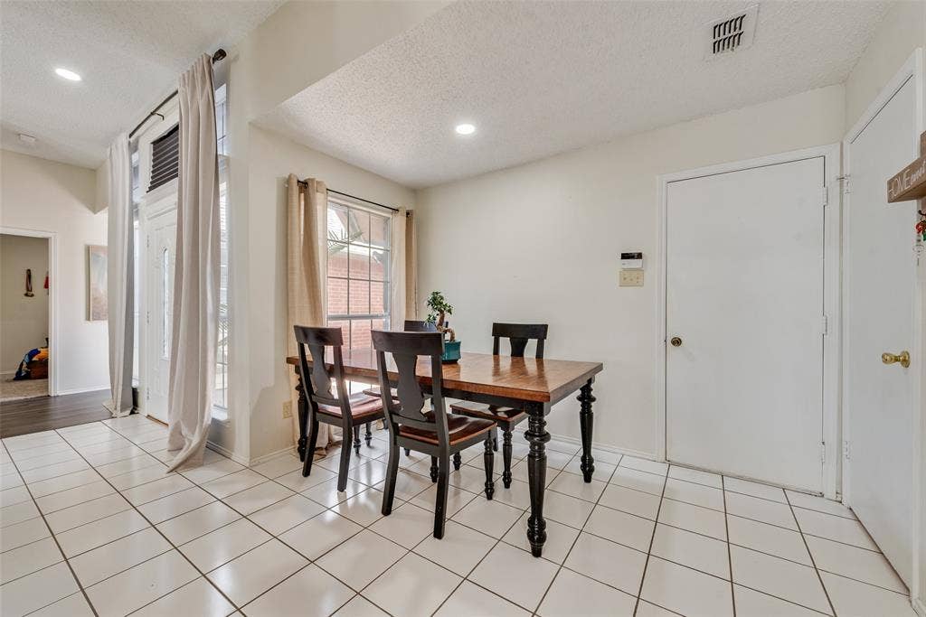 5209 Manhassett Drive, Arlington, TX 76018 High Ceilings!