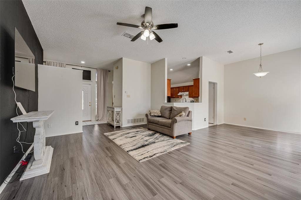 5209 Manhassett Drive, Arlington, TX 76018 New Flooring!