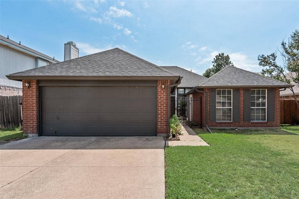 5209 Manhassett Drive, Arlington, TX 76018 Beautiful Home at a Great Price!
