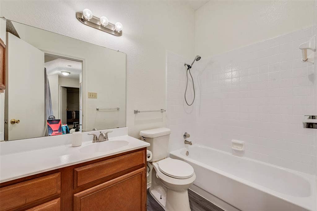 5209 Manhassett Drive, Arlington, TX 76018 5209 Manhassett Drive, Arlington, TX 76018