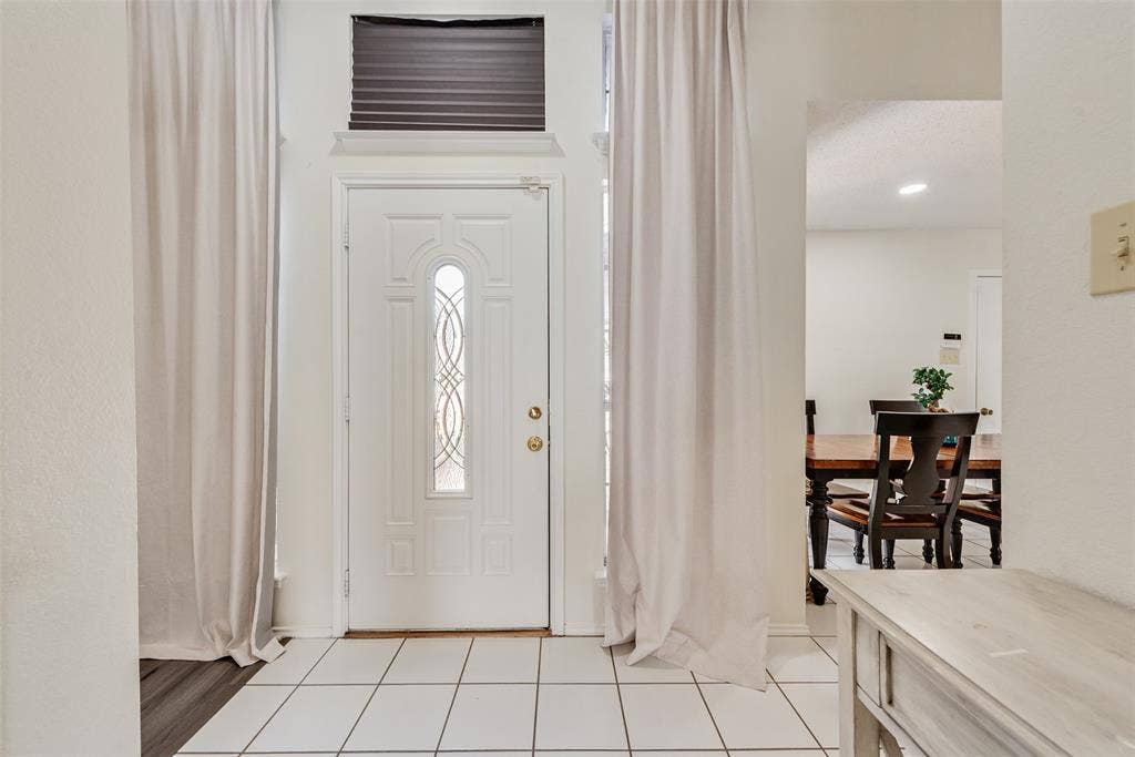 5209 Manhassett Drive, Arlington, TX 76018 Beautiful Open Entryway!