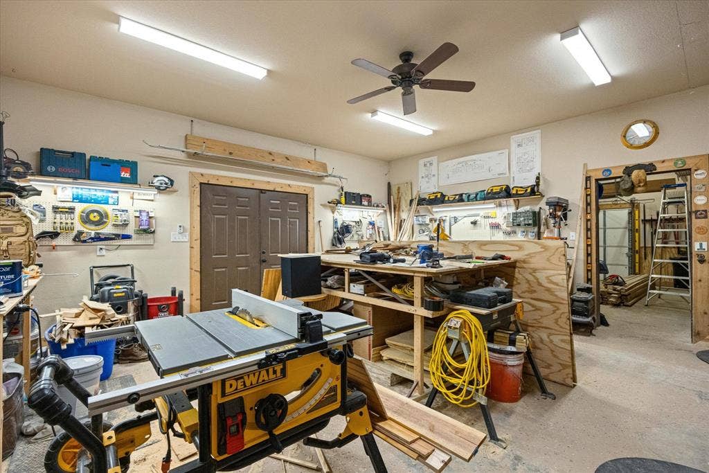 6410 Westover Drive, Granbury, TX 76049 6410 Westover Drive, Granbury, TX 76049