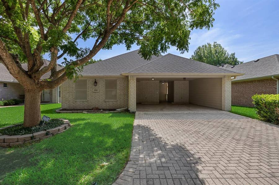 Property photo for 104 Enchanted Court, Red Oak, TX