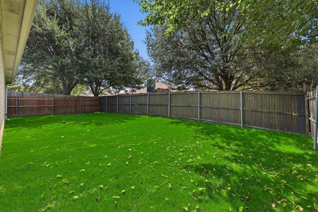 311 Bridlegate Drive, McKinney, TX 75069 spacious, grassy, non-HOA backyard.