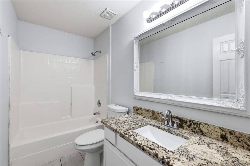 311 Bridlegate Drive, McKinney, TX 75069 Full-sized secondary bathroom with luxury vinyl plank flooring serving the guest bedrooms