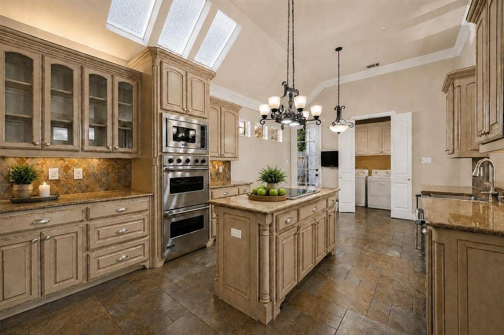 3785 Park Place, Addison, TX 75001 3785 Park Place, Addison, TX 75001
