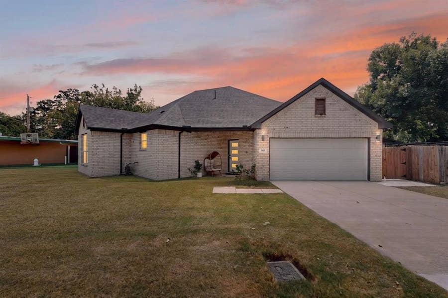 Property photo for 909 Marcellus Court, Arlington, TX