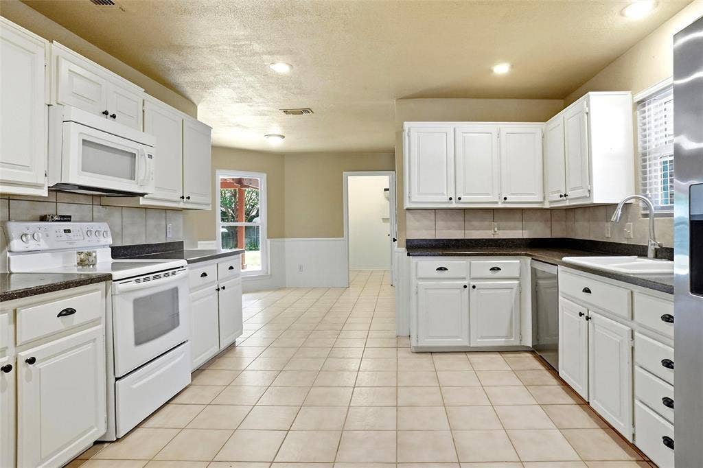 1321 Oak Harbor Boulevard, Azle, TX 76020 Light and bright kitchen, great work space!