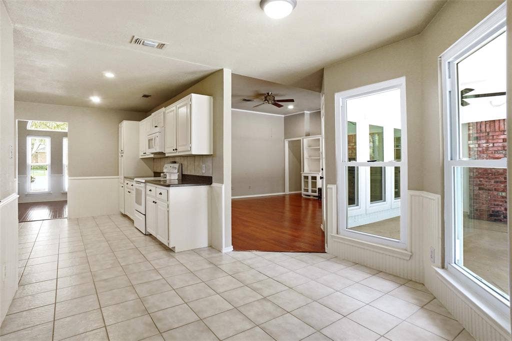 1321 Oak Harbor Boulevard, Azle, TX 76020 Eat in area of kitchen area