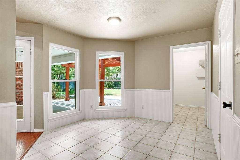 1321 Oak Harbor Boulevard, Azle, TX 76020 Eat in area of kitchen with great views of the back yard!