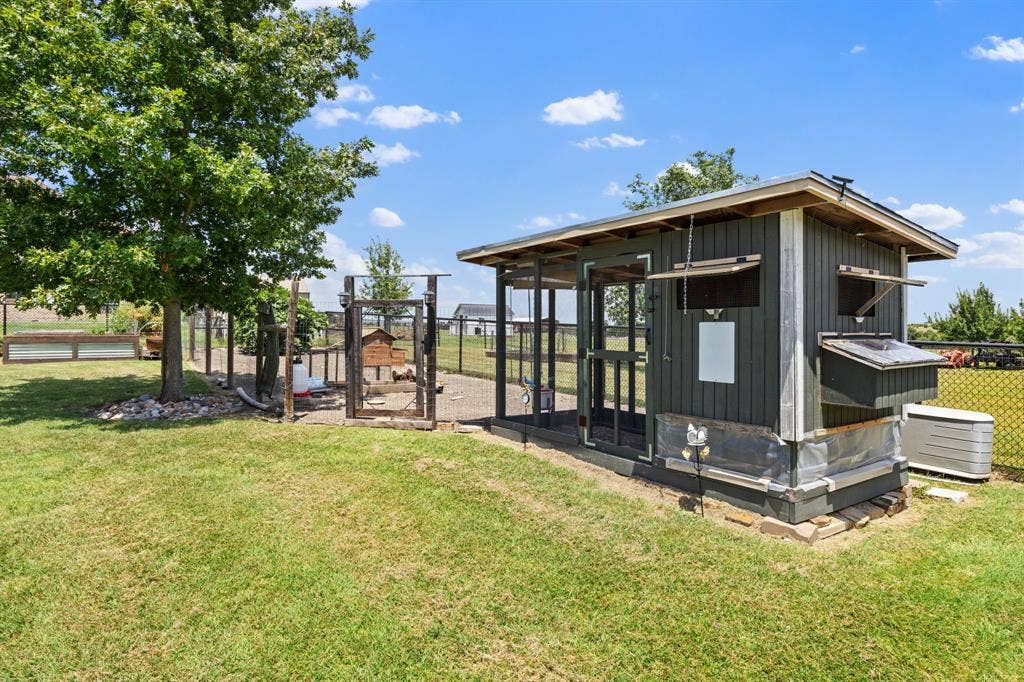 17155 County Road 605, Farmersville, TX 75442 Chicken coop
