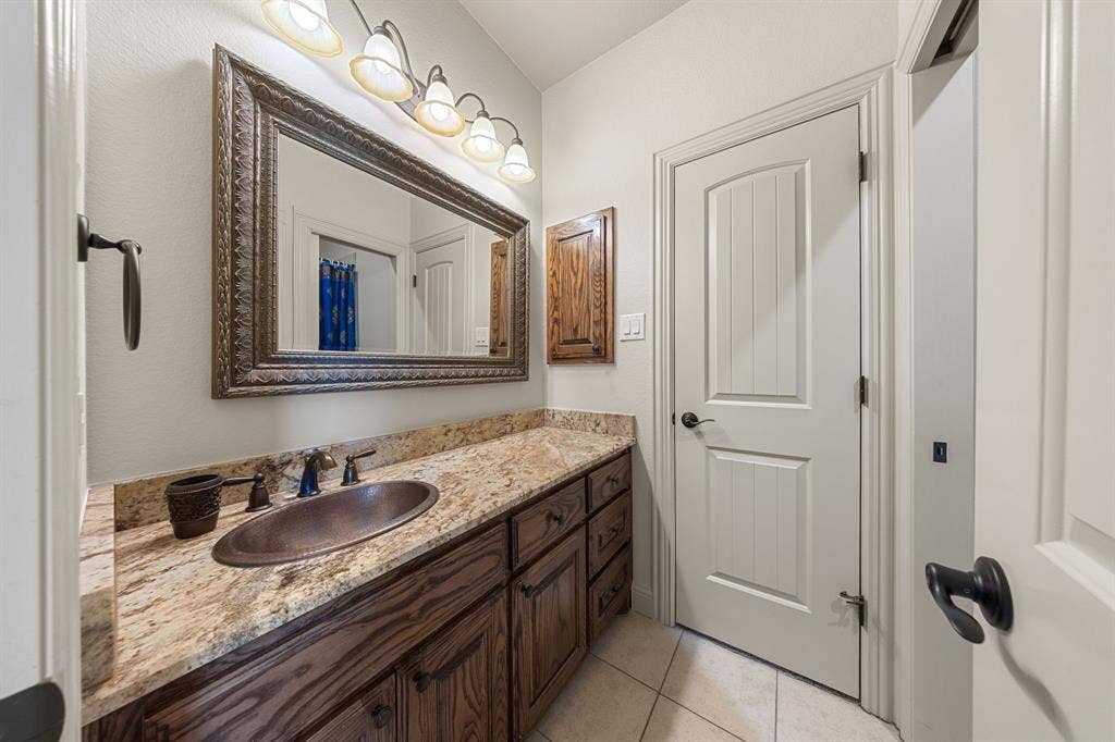 17155 County Road 605, Farmersville, TX 75442 Jack and jill bathroom