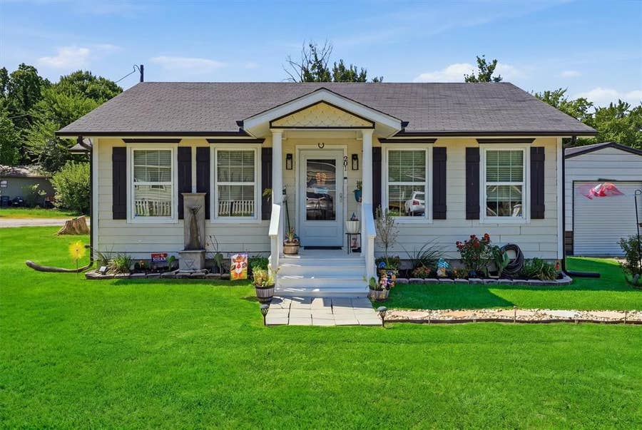 Property photo for 201 Spring Valley Circle, Azle, TX