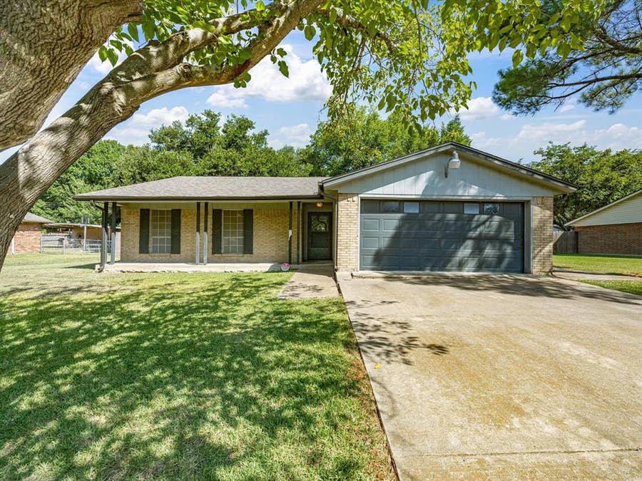 Property photo for 613 Cooper Street, Ennis, TX