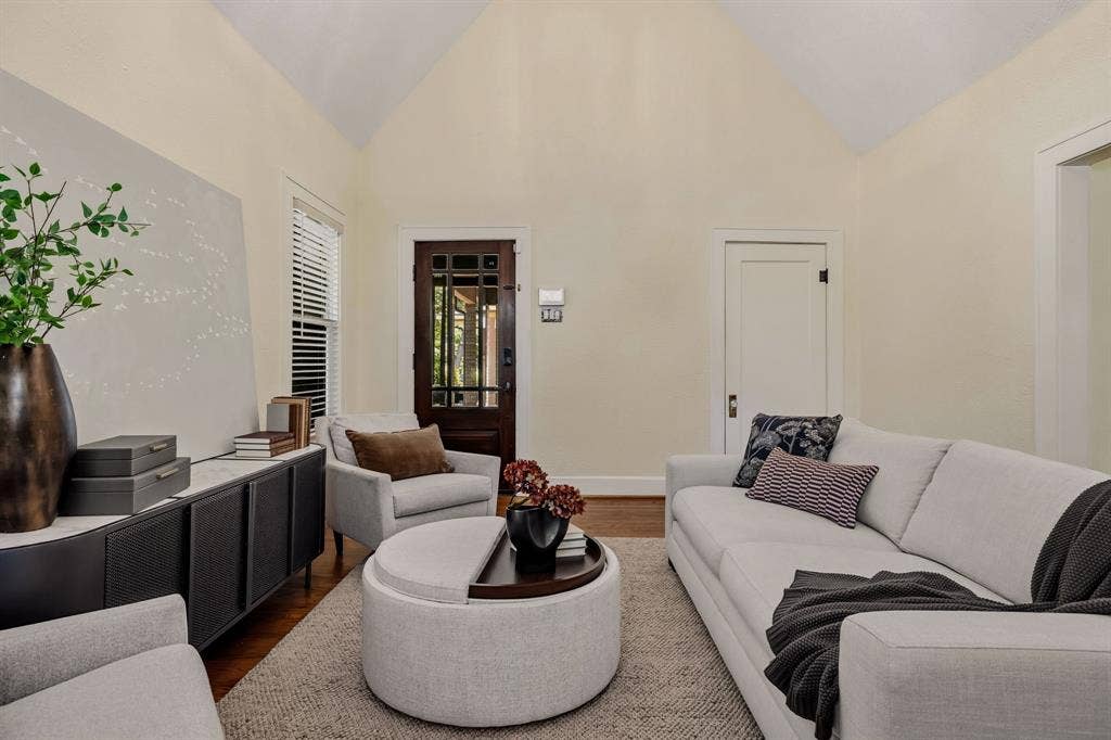 907 Monte Vista Drive, Dallas, TX 75223 907 Monte Vista Drive, Dallas, TX 75223