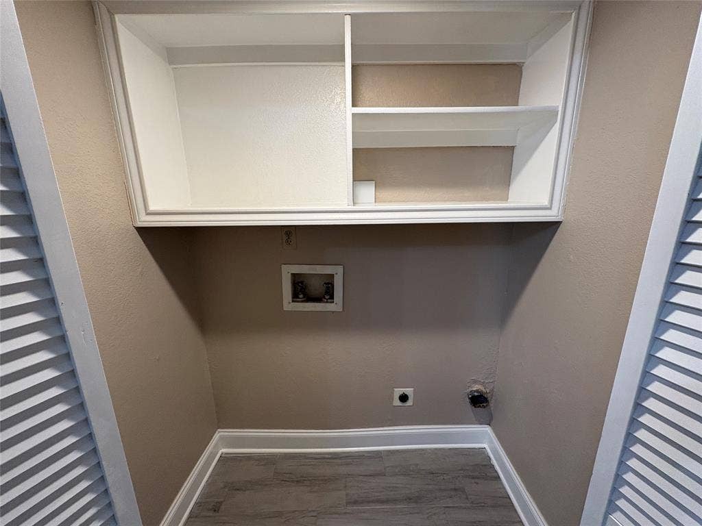 Full size washer & dryer area