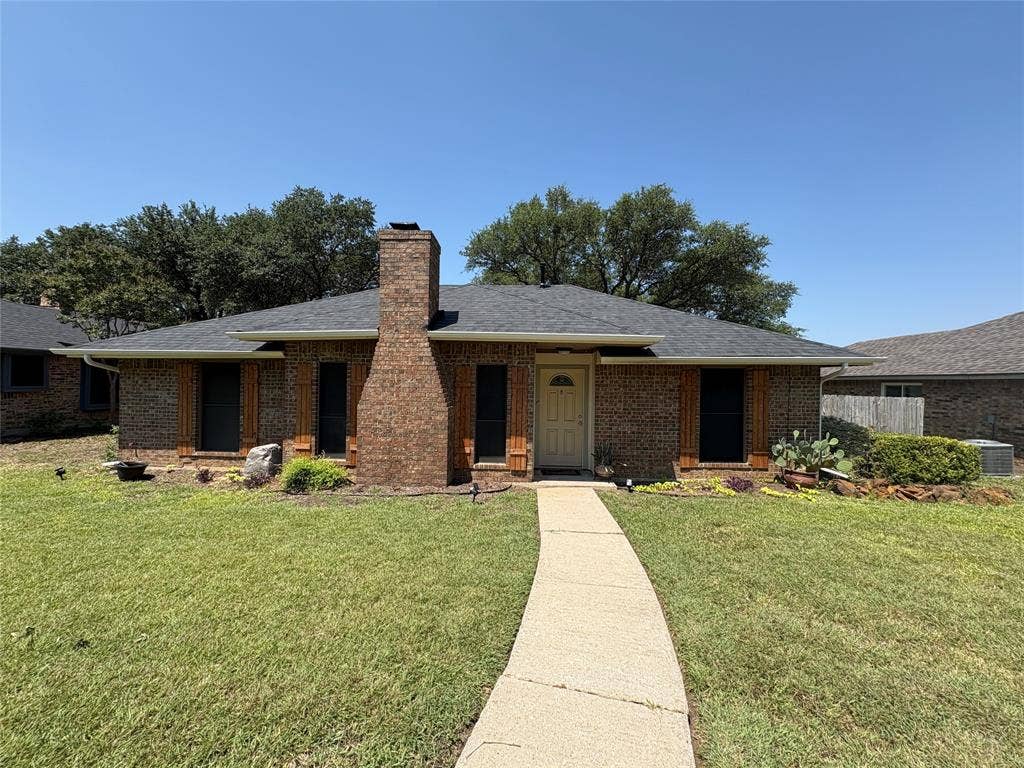 Beautiful curb appeal, close to UNT