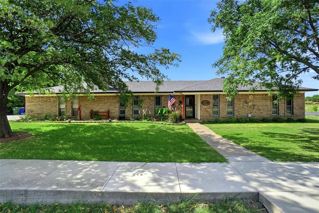 902 Meadowcreek Street, Krum, TX 76249 902 Meadowcreek Street, Krum, TX 76249