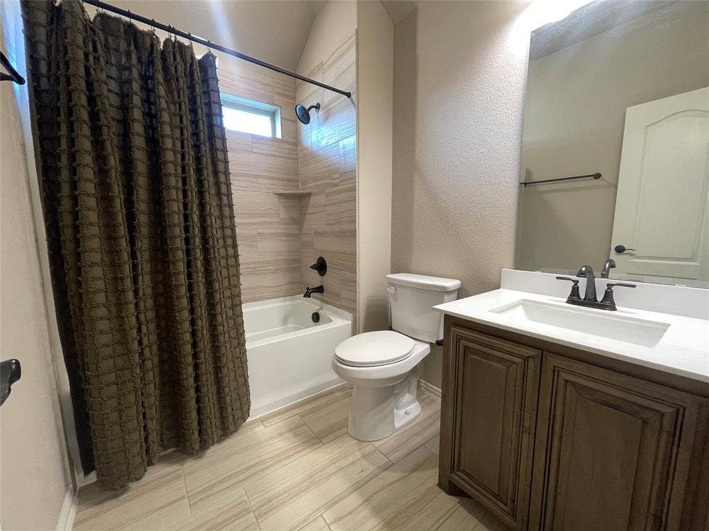 Bathroom #4, upstairs