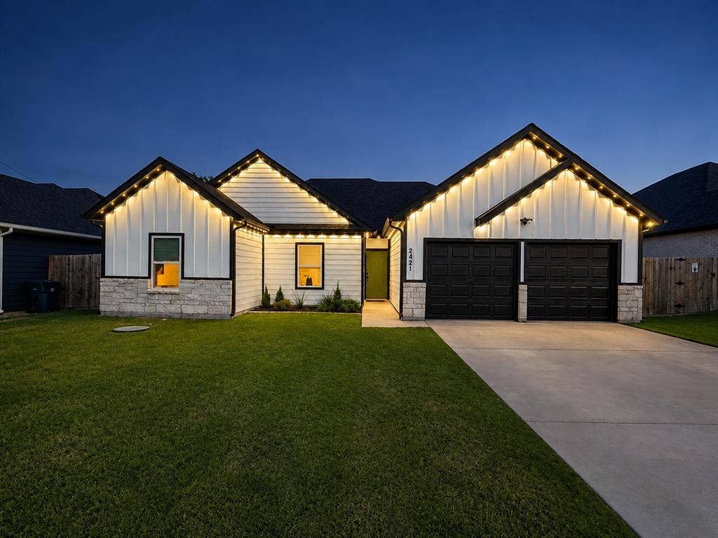 2421 Creek Drive, Granbury, TX 76048 Govee Lights