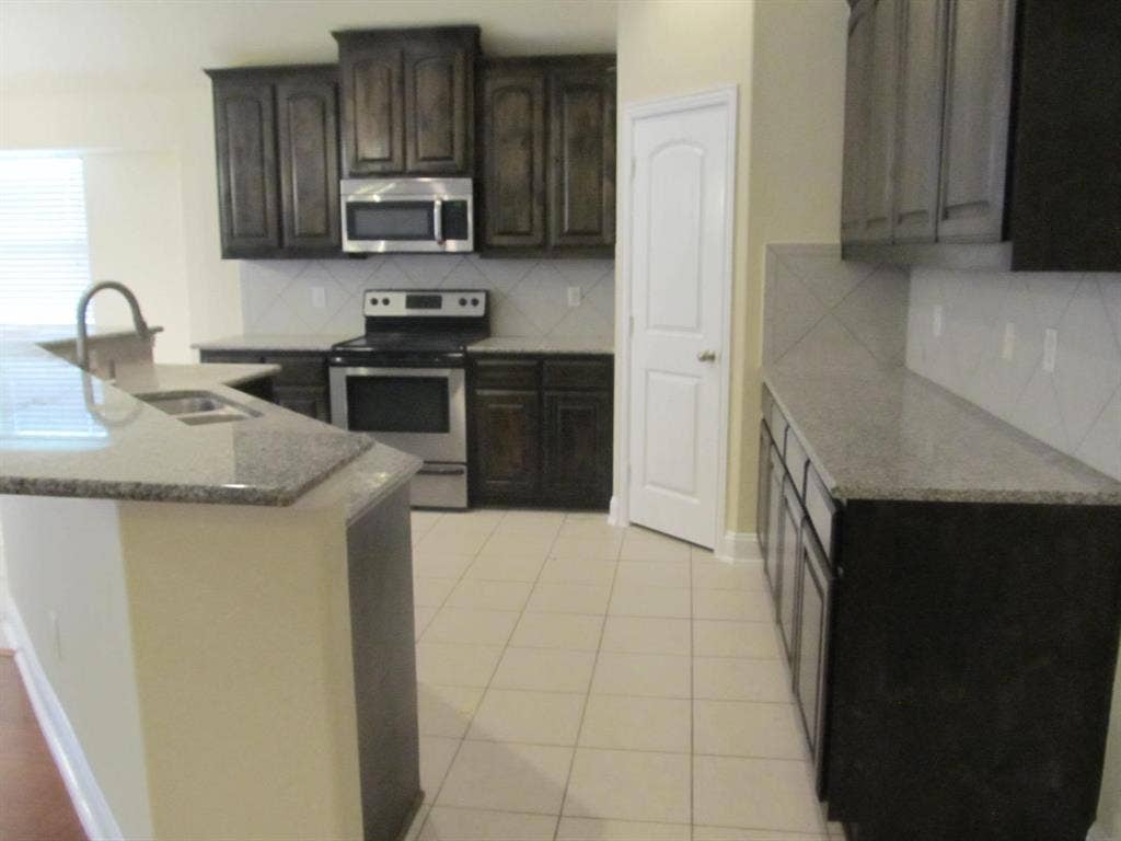 4024 Eric Drive, Heartland, TX 75126