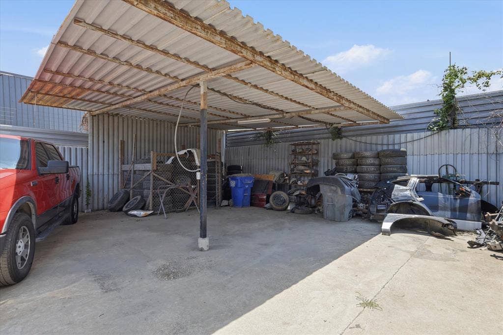 2136 California Crossing Road, Dallas, TX 75220 2136 California Crossing Road, Dallas, TX 75220