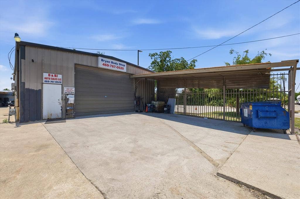 2136 California Crossing Road, Dallas, TX 75220 2136 California Crossing Road, Dallas, TX 75220