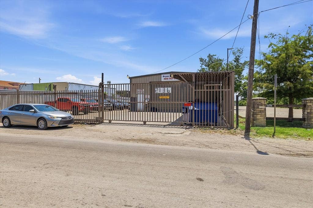 2136 California Crossing Road, Dallas, TX 75220 2136 California Crossing Road, Dallas, TX 75220
