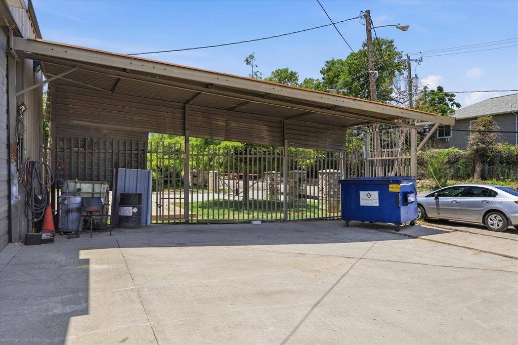 2136 California Crossing Road, Dallas, TX 75220 2136 California Crossing Road, Dallas, TX 75220
