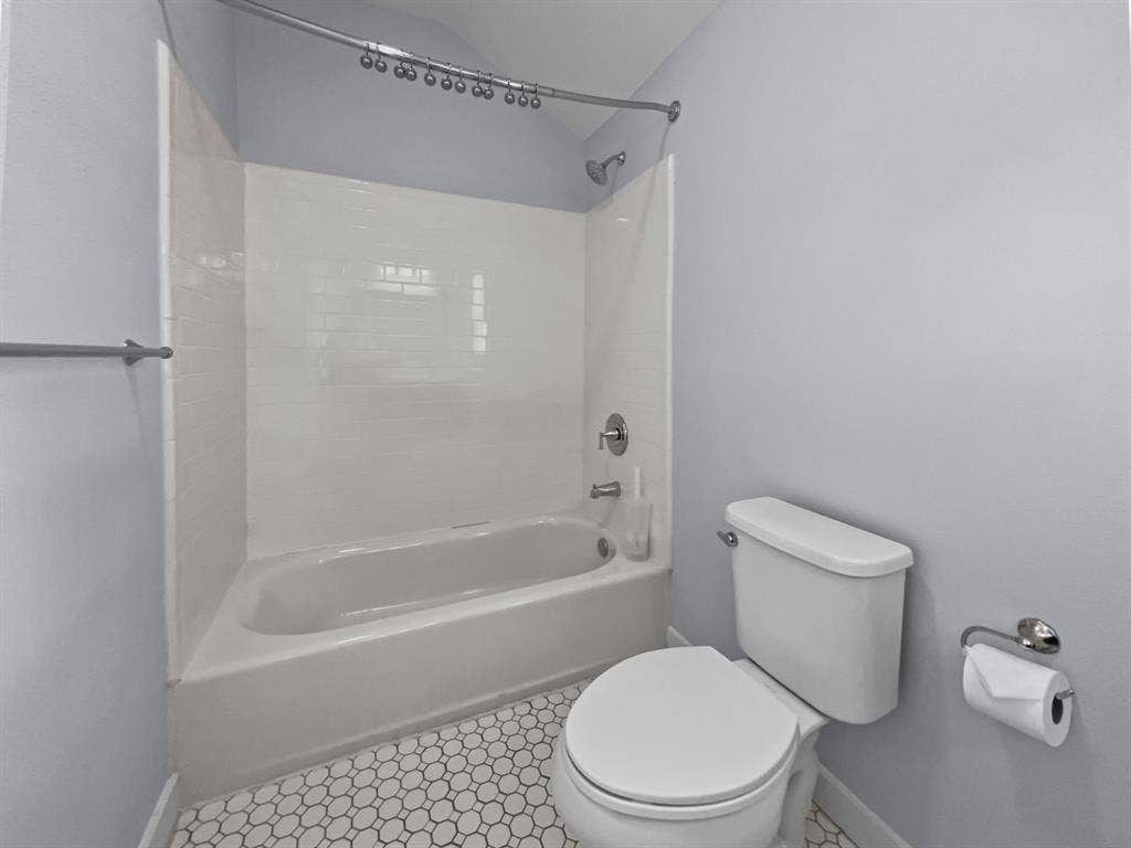 815 Stonecrest Road, Argyle, TX 76226 Bathtub with white subway tile surround, chrome fixtures, and a curved shower rod