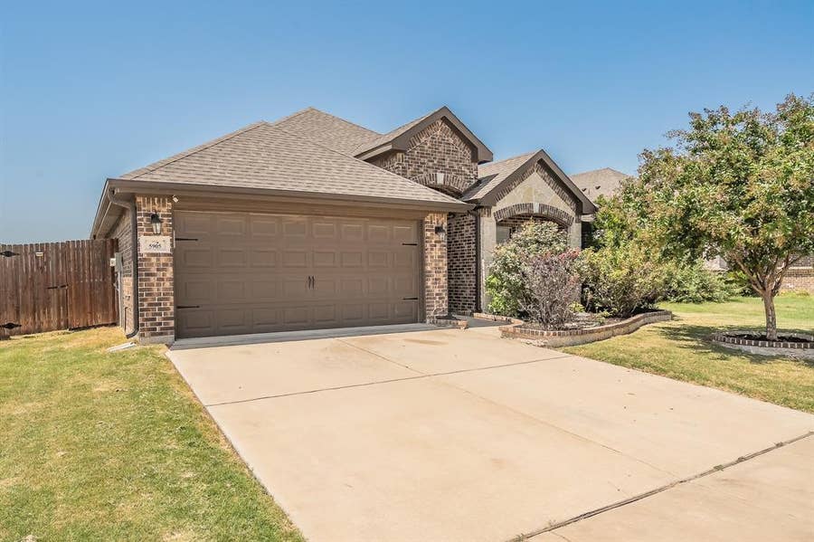 Property photo for 5905 Scottsdale Lane, Fort Worth, TX