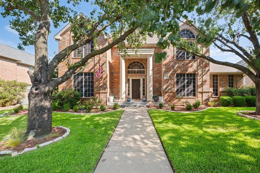 Property photo for 2311 Creekside Circle N, Irving, TX