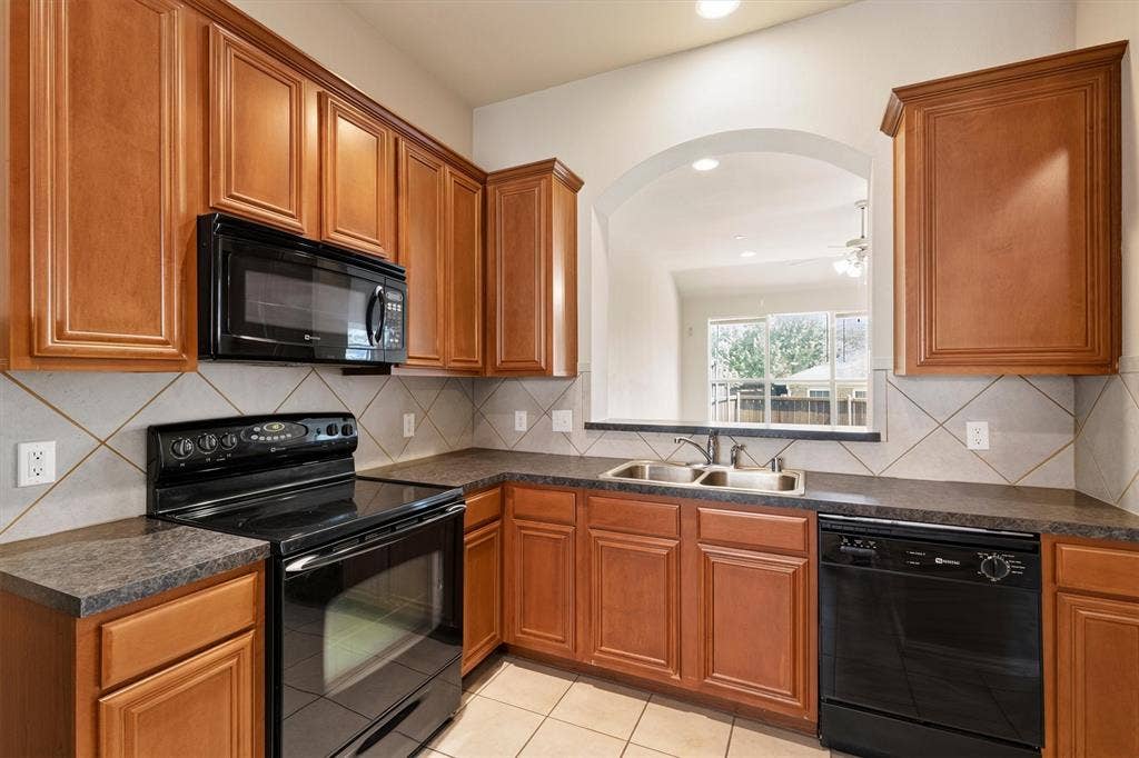 2833 Mott Street, Plano, TX 75025 2833 Mott Street, Plano, TX 75025
