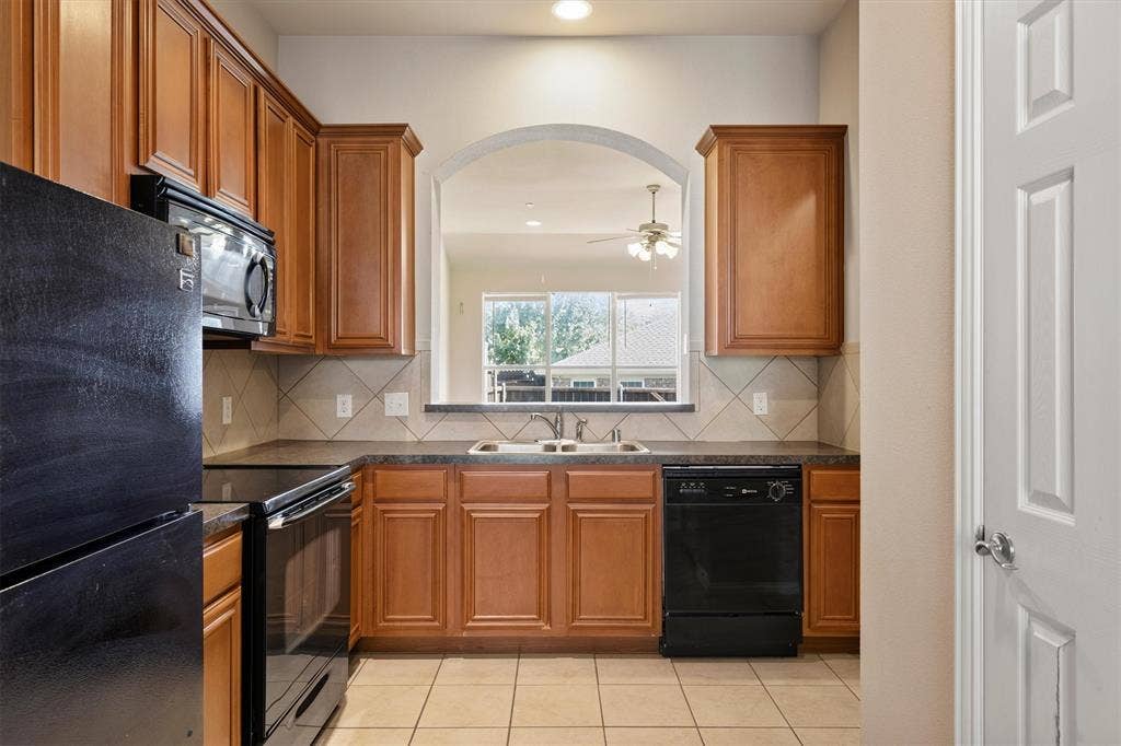 2833 Mott Street, Plano, TX 75025 2833 Mott Street, Plano, TX 75025