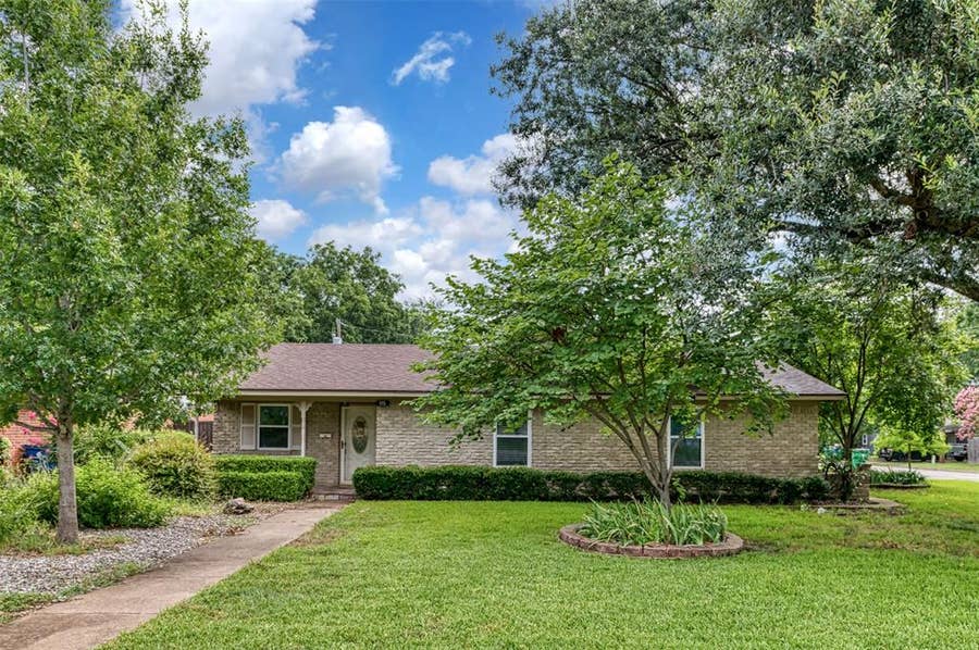 Property photo for 113 E Avenue C, Waxahachie, TX