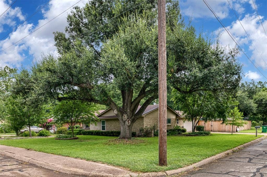 113 E Avenue C, Waxahachie, TX 75165 113 E Avenue C, Waxahachie, TX 75165