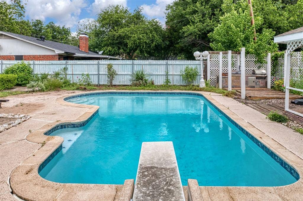 113 E Avenue C, Waxahachie, TX 75165 113 E Avenue C, Waxahachie, TX 75165