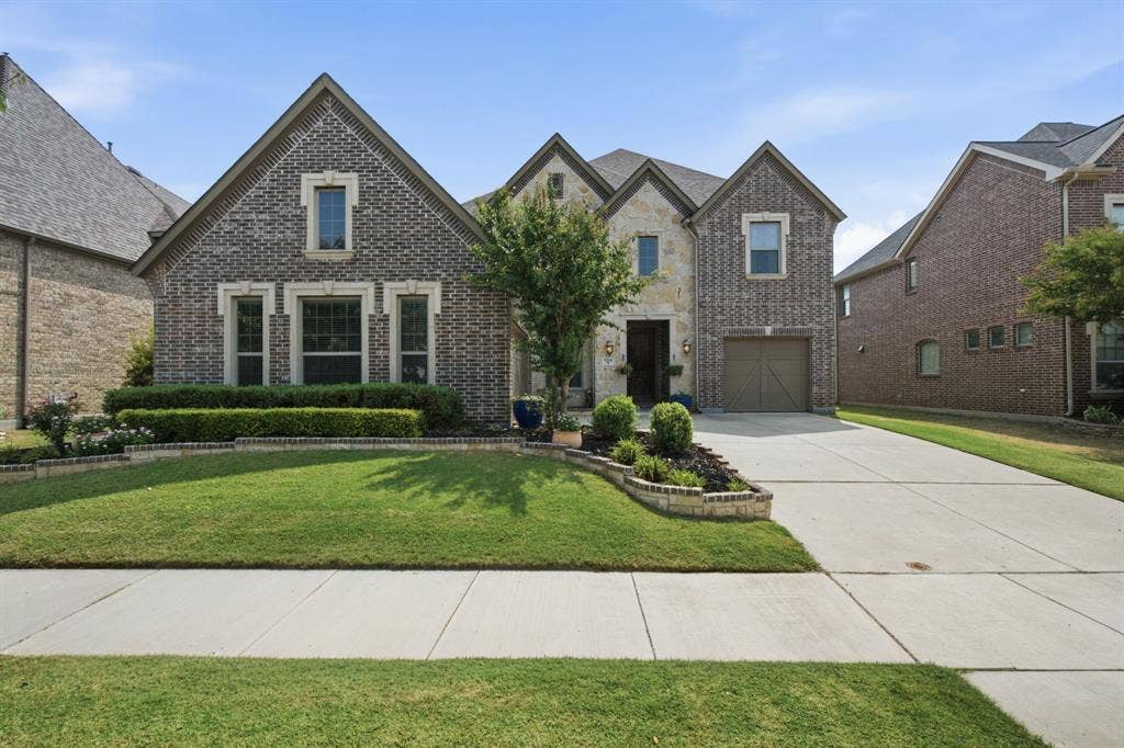 Welcome to 120 Sunrise, great driveway with 3 car garage