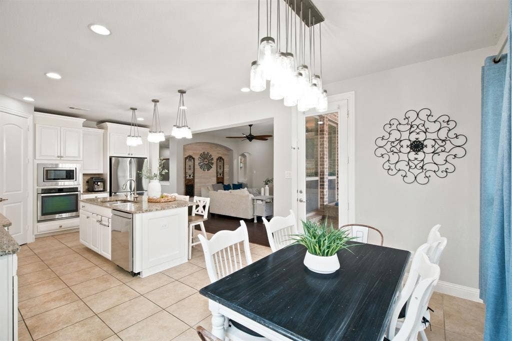 Eat in kitchen dining