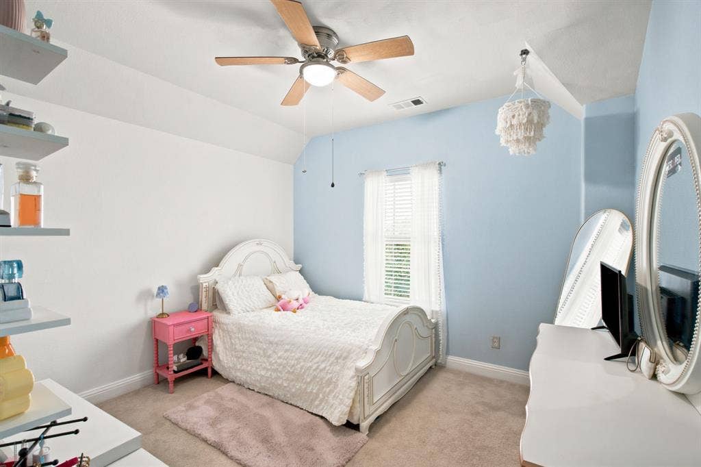 Bedroom up with walk in closet