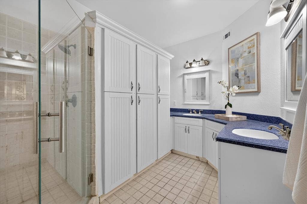 631 Mission Circle, Irving, TX 75063 Seamless Glass shower door
