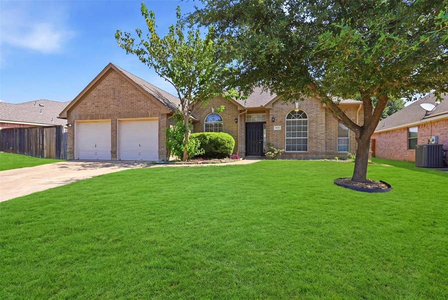 Property photo for 2005 Melissa Diane Street, Mansfield, TX