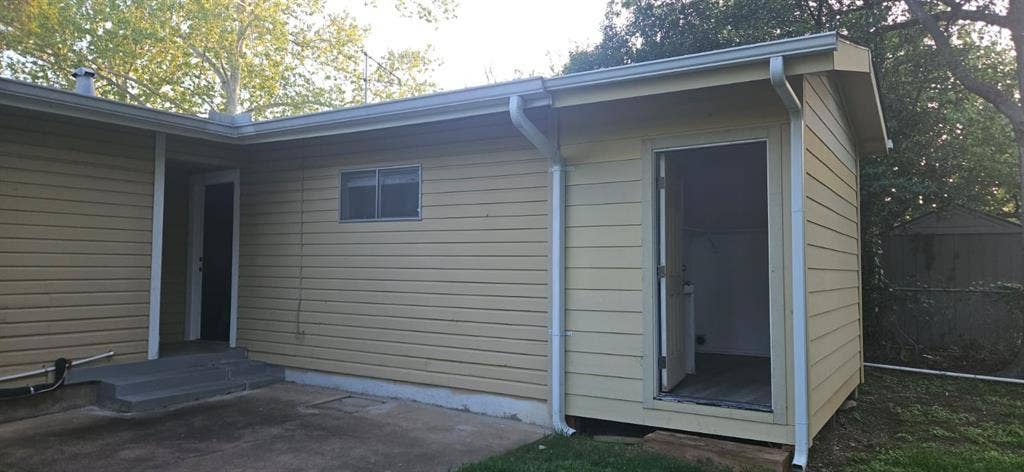 1214 Burleson Street, Grand Prairie, TX 75050 laundry