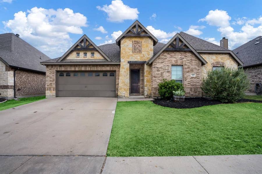 Property photo for 329 Strait Lane, Waxahachie, TX