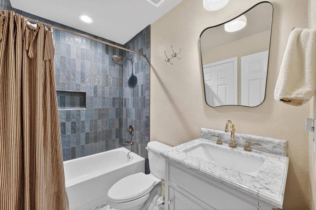 915 Saratoga Drive, Allen, TX 75013 915 Saratoga Drive, Allen, TX 75013
