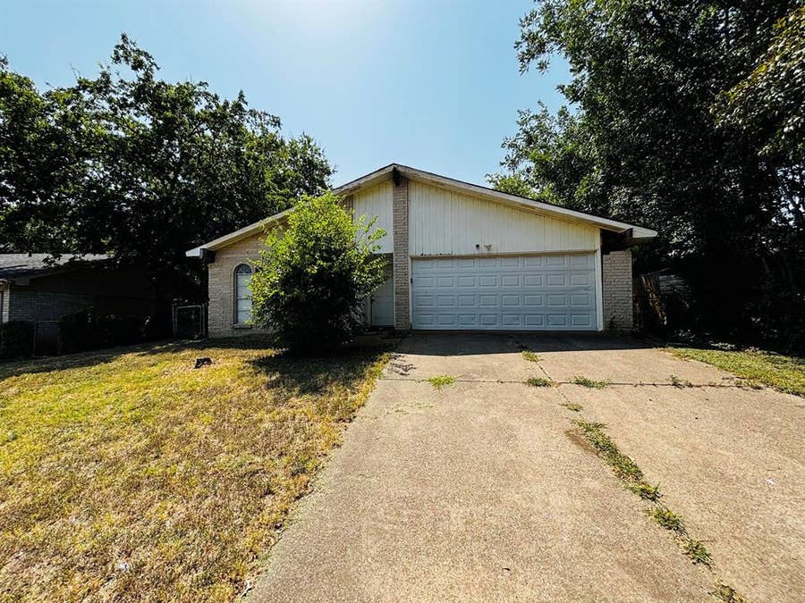 Property photo for 737 S Holiday Drive, Grand Prairie, TX